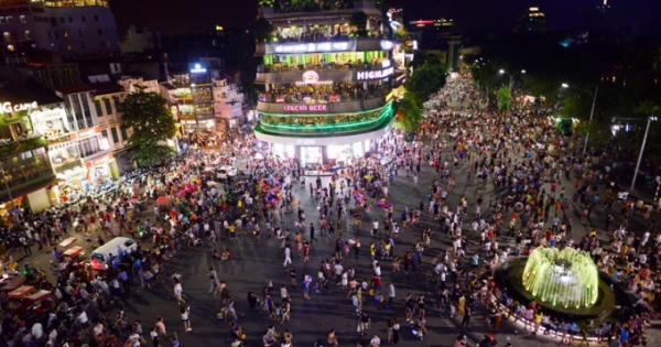 Noo Phước Thịnh, Mỹ Linh biểu diễn tại phố đi bộ kỷ niệm Quốc tế Phụ nữ 8/3