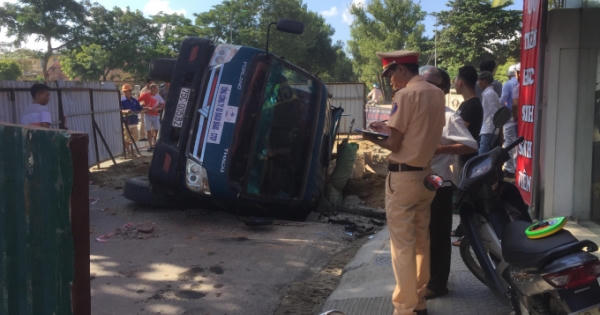 Huế: Xe tải nằm gọn trong công trình giữa phố, 2 người nhập viện