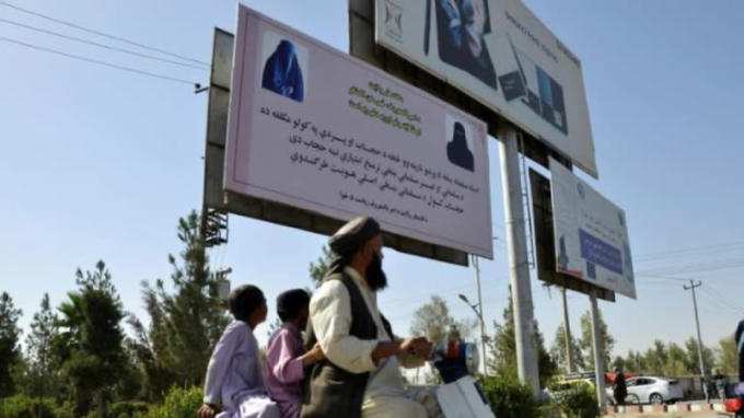 Cảnh sát Taliban dán áp phích ví phụ nữ không trùm kín mặt với... 'động vật'