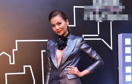 Thanh Hằng khoe vòng 1 gợi cảm với bộ đồ menwear cá tính