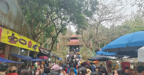 Chùa Phật Tích đón hàng ngàn lượt du khách vãn cảnh, lễ phật