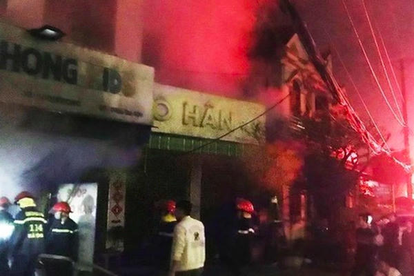 Cảnh sát cứu 4 người thoát khỏi đám cháy cửa hàng quần áo ở thị xã Kỳ Anh