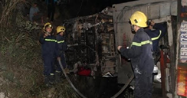 Quốc lộ 6 được "giải phóng" sau nhiều giờ vụ xe bồn đâm xe khách