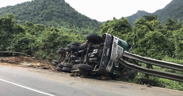 Lâm Đồng: Xe container lật ngược trên đèo Bảo Lộc, tài xế bị thương nặng