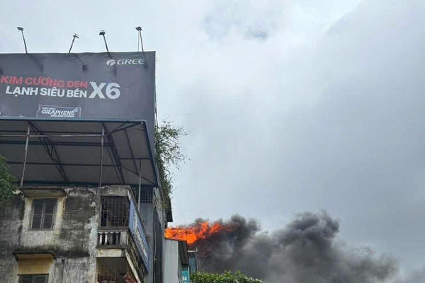 Kịp thời dập tắt đám cháy trong ngôi nhà 5 tầng trên đường Giải Phóng