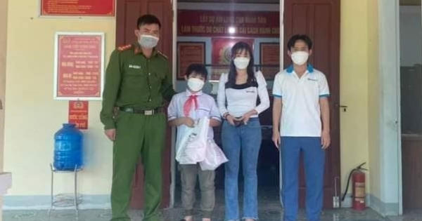 Con nhặt được ví có gần 20 triệu, bố đưa lên công an để tìm người trả lại