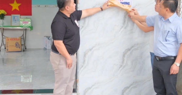 Trao tặng nhà tình thương cho gia đình có hoàn cảnh khó khăn ở xã Lộ 25