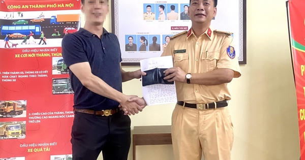Trung tá CSGT ở Hà Nội nhặt được ví tiền tìm người đánh rơi trả lại