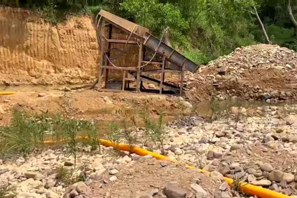 Bắt quả tang 11 đối tượng khai thác vàng trái phép tại Đắk Lắk Bắt quả tang 11 đối tượng khai thác vàng trái phép tại Đắk Lắk