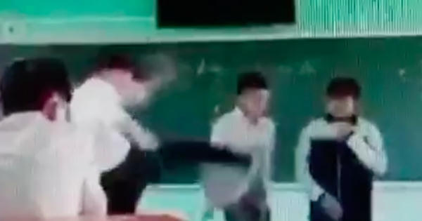 Video: Bức xúc với hành động của thầy giáo đá trực tiếp vào ngực học sinh ngay trên bục giảng