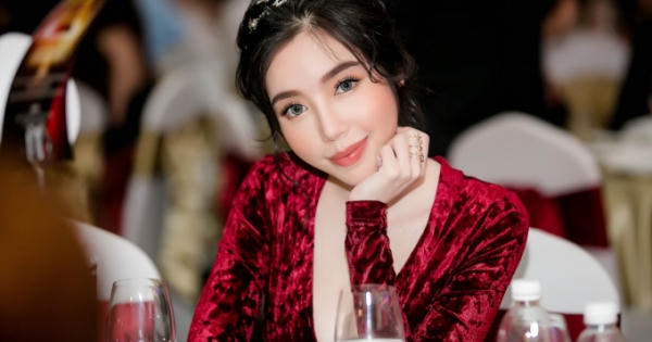Diện trang phục kín đáo, Elly Trần vẫn khoe khéo số đo gợi cảm