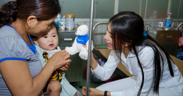 Sau hai lần nghẹn ngào, Lệ Hằng lạc quan, nở nụ cười khi giúp đỡ trẻ em hở hàm ếch