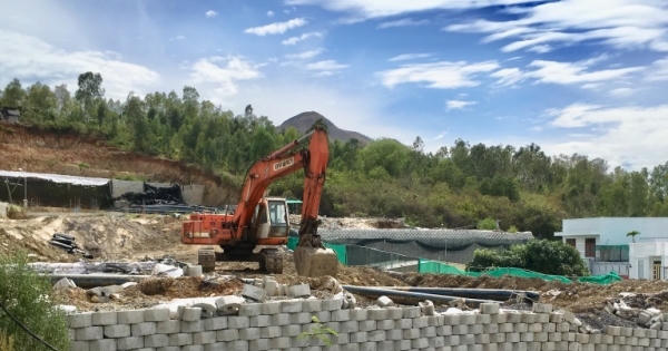 Cận cảnh quá trình dỡ bức tường ‘khổng lồ’ trên đầu nhà dân