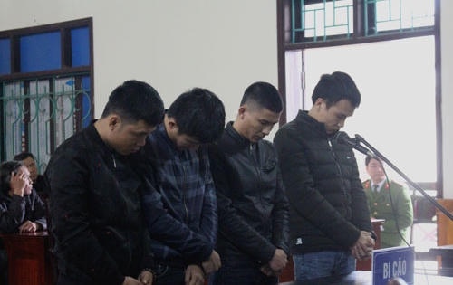 Thấy bạn bị đâm, lấy súng AK ra bắn chỉ thiên