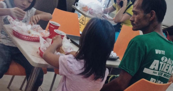 Câu chuyện cảm động sau bức ảnh bố nhịn đói nhìn con ăn gà rán Câu chuyện cảm động sau bức ảnh bố nhịn đói nhìn con ăn gà rán