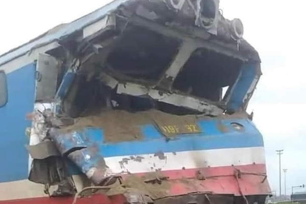 Nghệ An: Tai nạn giao thông khiến tàu hỏa và xe chở cát bị biến dạng phần đầu