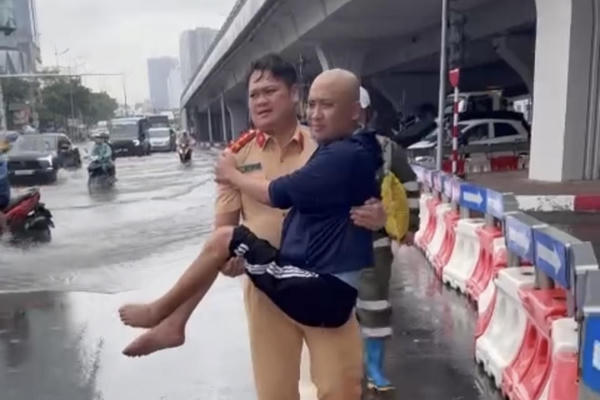 Cảnh sát giao thông giúp người dân đi điều trị bệnh trong mưa bão