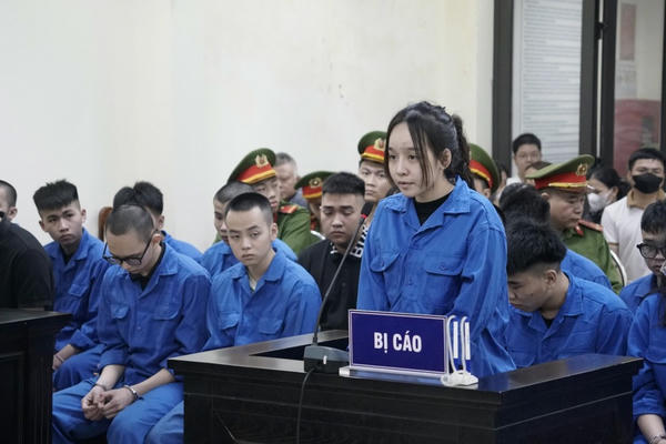 Hình ảnh phiên toà xét xử nhóm "quái xế" đua xe, đâm tử vong người dừng đèn đỏ tại Hà Nội Hình ảnh phiên toà xét xử nhóm "quái xế" đua xe, đâm tử vong người dừng đèn đỏ tại Hà Nội