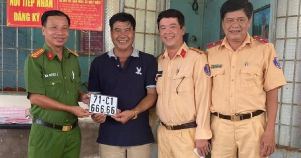 Đăng ký xe ở công an xã, may mắn bốc được biển số 666.66