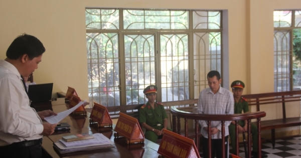 Bắn vỡ mặt người tình vì đi chợ về trễ