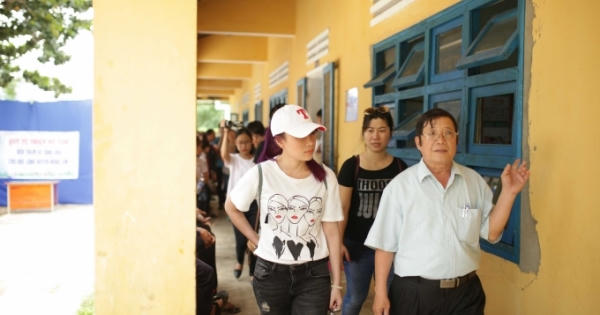 Mỹ Tâm hát, nhảy giữa trưa nắng phục vụ bà con nghèo