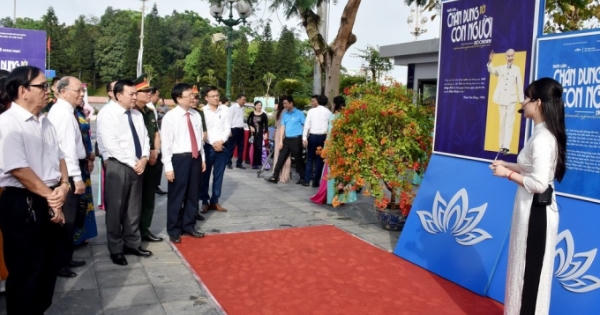 "Hồ Chí Minh - Chân dung một con người"