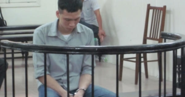 Đêm xuống, ra nghĩa trang khóc than trước mộ bạn