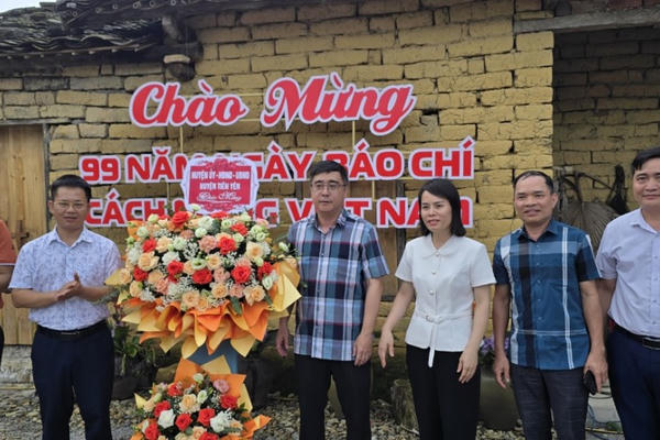 Lãnh đạo huyện Tiên Yên gặp mặt các phóng viên Ngày Báo chí cách mạng Việt Nam 21/6