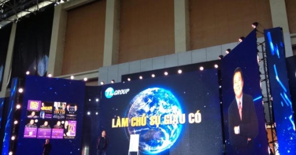 Độc giả Hà Nội giao lưu cùng tác giả cuốn sách “Cha giàu cha nghèo”.