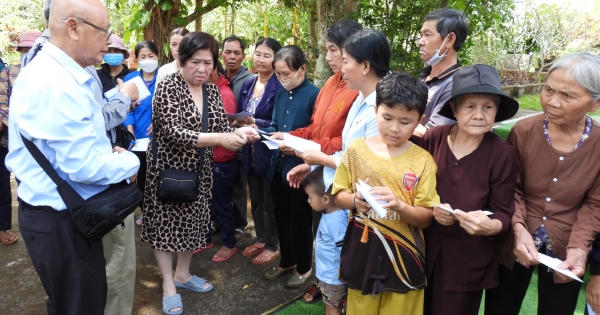Trao tặng 210 phần quà tới đồng bào dân tộc S'tiêng đầu năm