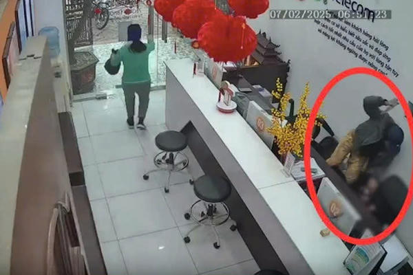 Bắt giữ đối tượng tâm thần cầm dao uy hiếp nữ nhân viên cửa hàng tại Nam Định