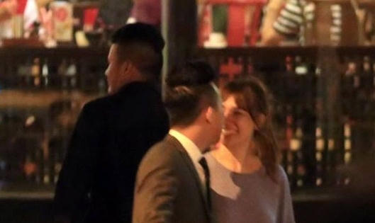 1 năm trước, Tiến Đạt cầu hôn Hari Won khác hẳn Trấn Thành