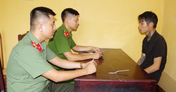 Bắt giữ nam thanh niên lấy điện thoại của người yêu chuyển tiền để chơi game Bắt giữ nam thanh niên lấy điện thoại của người yêu chuyển tiền để chơi game