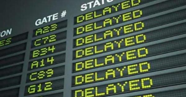 Chậm bay 3 tiếng trở lên, hành khách được phục vụ ăn Chậm bay 3 tiếng trở lên, hành khách được phục vụ ăn