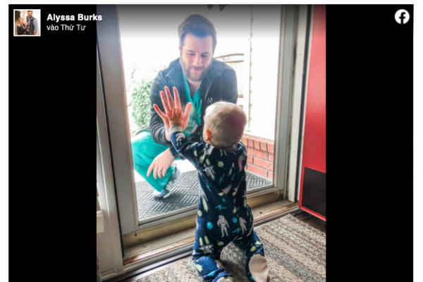 Bác sĩ điều trị bệnh nhân Covid-19 cùng khoảnh khắc cảm động bên con trai: “Tôi nhớ cậu bé' Bác sĩ điều trị bệnh nhân Covid-19 cùng khoảnh khắc cảm động bên con trai: “Tôi nhớ cậu bé'