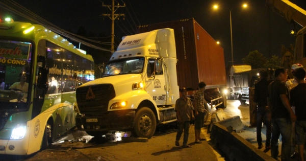 Xe máy ngã "oành oạch" vì dầu nhớt tràn lan trên quốc lộ 1