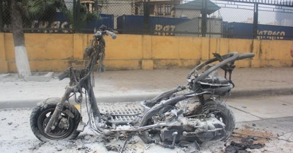 Đang lưu thông, xe máy Attila bốc cháy trơ khung trên đường Giải Phóng