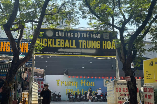 Công trình Pickleball trái phép, UBND phường Yên Hoà yêu cầu tháo dỡ nhưng vẫn... hoạt động