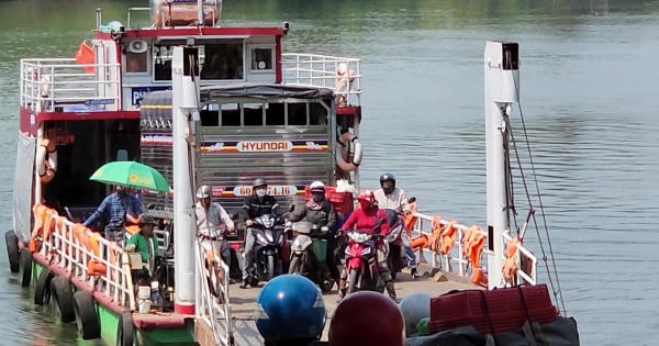 Mất an toàn giao thông khi qua phà Hiếu Liêm