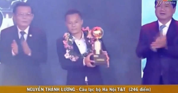 Lương 'dị' chia tay đội tuyển ngay sau khi giành QBV thứ 4