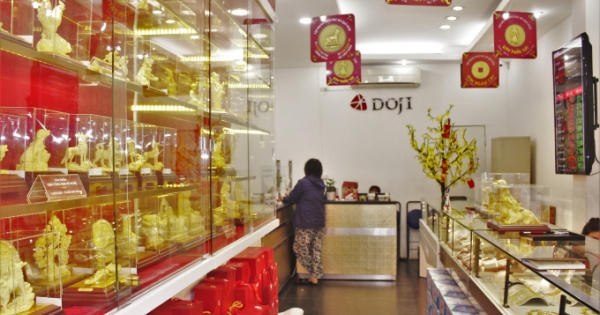 Kinh tế 24h: Những vụ việc "xấu xí" ở ngân hàng Eximbank, người dân mất ngay vài trăm nghìn sau ngày Vía Thần tài Kinh tế 24h: Những vụ việc "xấu xí" ở ngân hàng Eximbank, người dân mất ngay vài trăm nghìn sau ngày Vía Thần tài