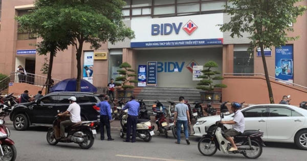Hà Nội: Truy bắt hai tên cướp nổ súng, cướp ở ngân hàng