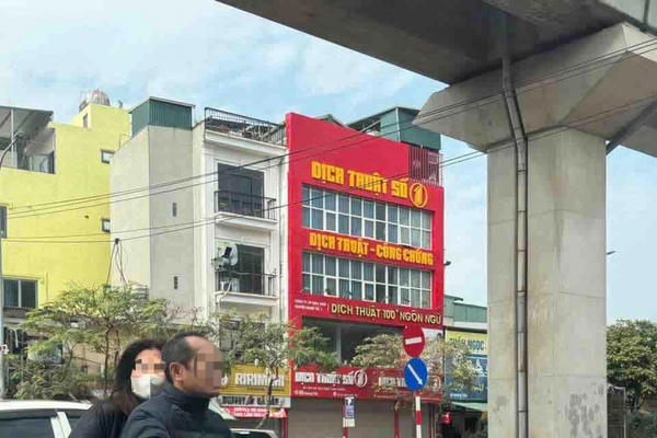 Phó Công an phường và vợ đi xe máy không đội mũ bảo hiểm