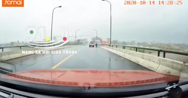 Chắn gió giúp xe máy qua cầu Non Nước, tài xế xe tải nhận được nhiều sự tán dương từ cộng đồng mạng