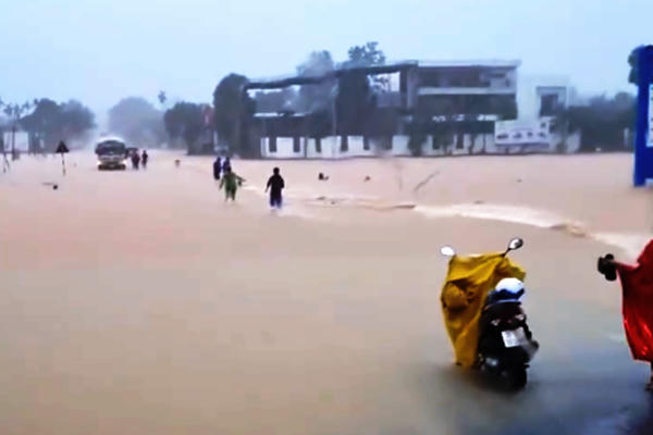 Hà Tĩnh: Mưa lớn khiến đường Hồ Chí Minh ngập sâu, nhiều phương tiện vẫn liều mình vượt qua dòng nước lũ