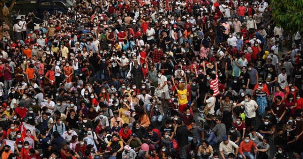 Nghi trúng đạn cảnh sát, 2 người biểu tình tại Myanmar thiệt mạng