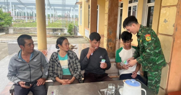 Ứng cứu thành công 2 ngư dân lật bè trên biển Ứng cứu thành công 2 ngư dân lật bè trên biển