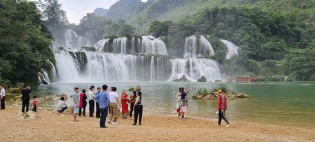 Cao Bằng: Du khách tấp nập thăm quan thác Bản Giốc dịp tiết Thanh minh