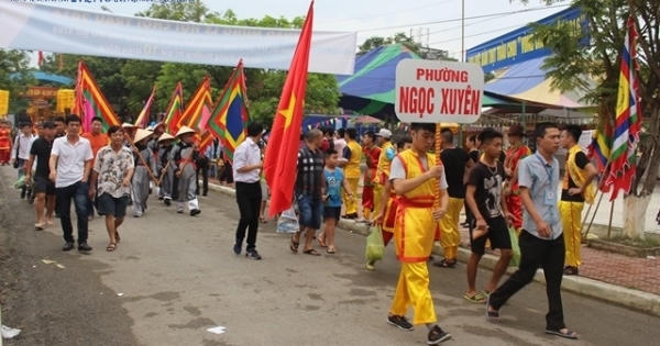 Chùm ảnh: "Biển người" đổ về chung kết chọi trâu Đồ Sơn, Hải Phòng