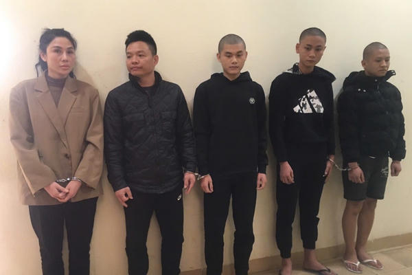 Thanh Hóa: Tạm giữ hình sự vợ chồng chủ quán hát cướp tài sản của khách Thanh Hóa: Tạm giữ hình sự vợ chồng chủ quán hát cướp tài sản của khách
